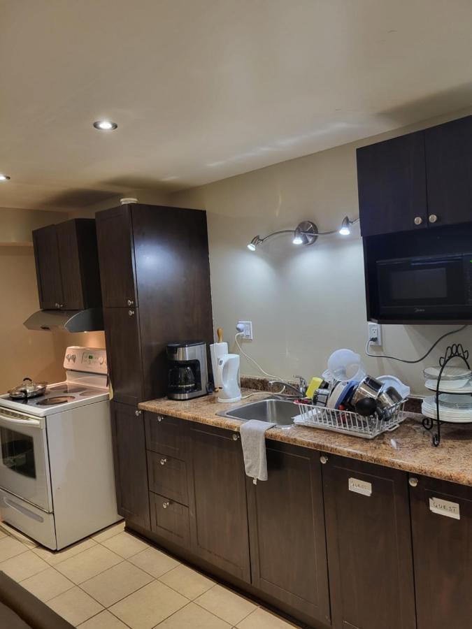 Lovely Guest Entire Apartment Minutes From Ottawa Airport ภายนอก รูปภาพ