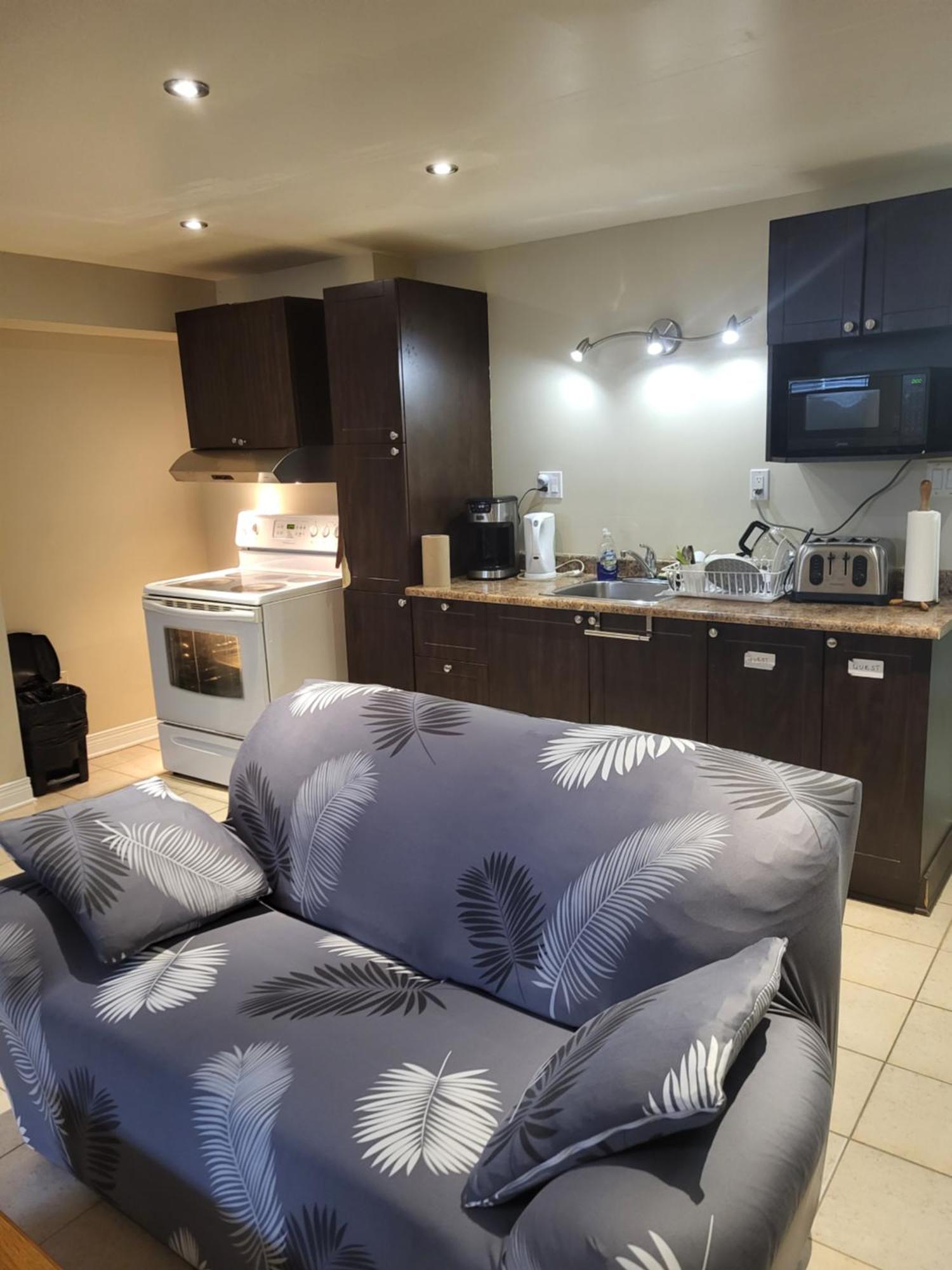 Lovely Guest Entire Apartment Minutes From Ottawa Airport ภายนอก รูปภาพ